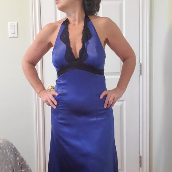 Satin lace halter dress - Picture 3 of 10